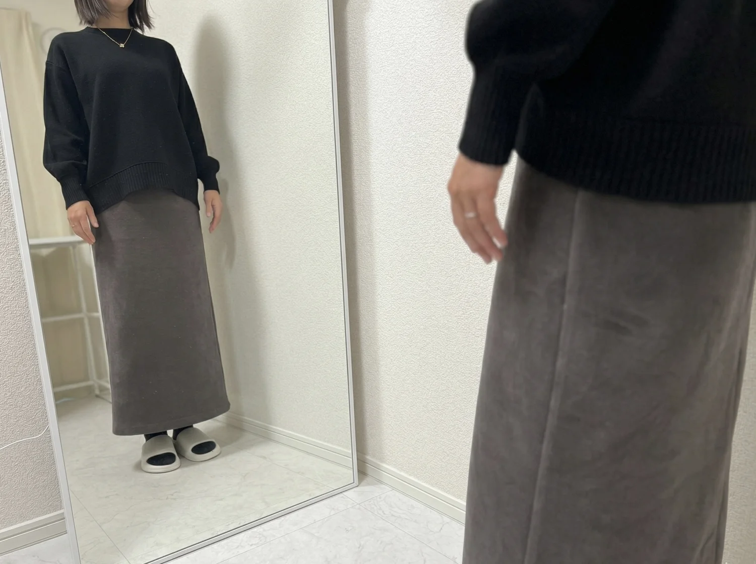 鏡で服のシルエットや着こなしを確認する様子