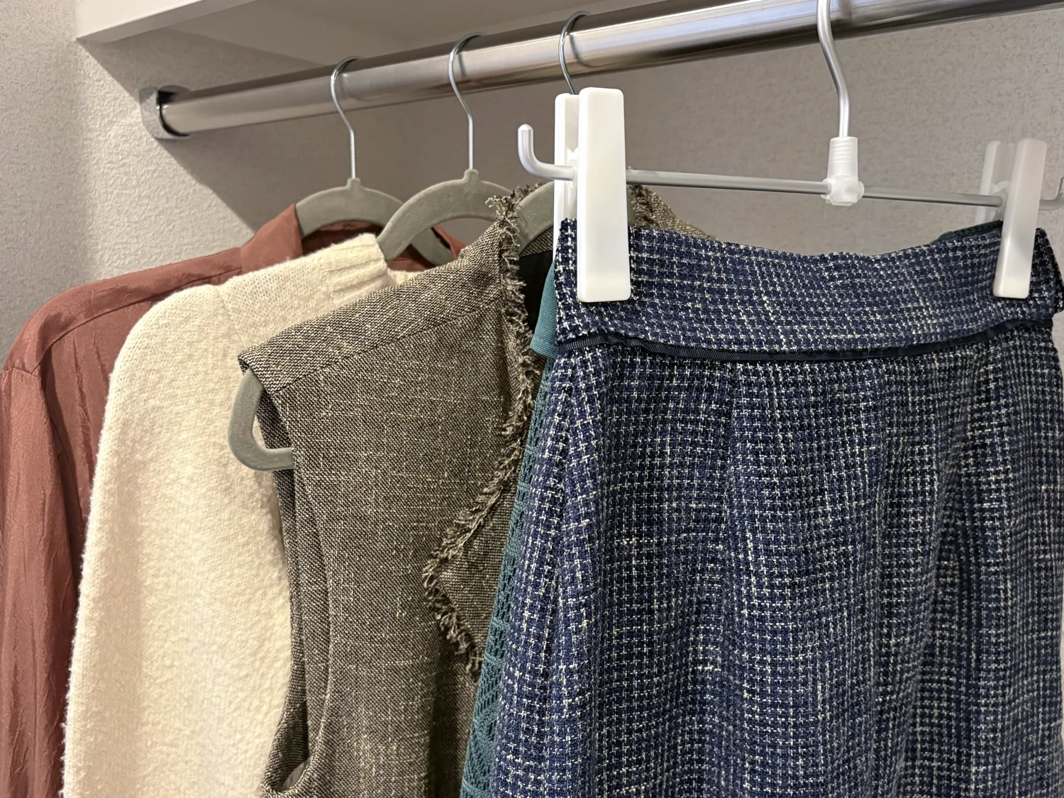 素材とテイストの異なるサロンの洋服